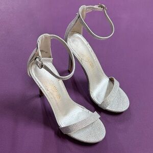Dream Pairs Shimmering Silver Heels, Size 6